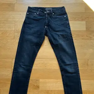 Mörkblå/mörkgrå/svart tvätt Skinny jeans med raka ben Midja 25 längd 34