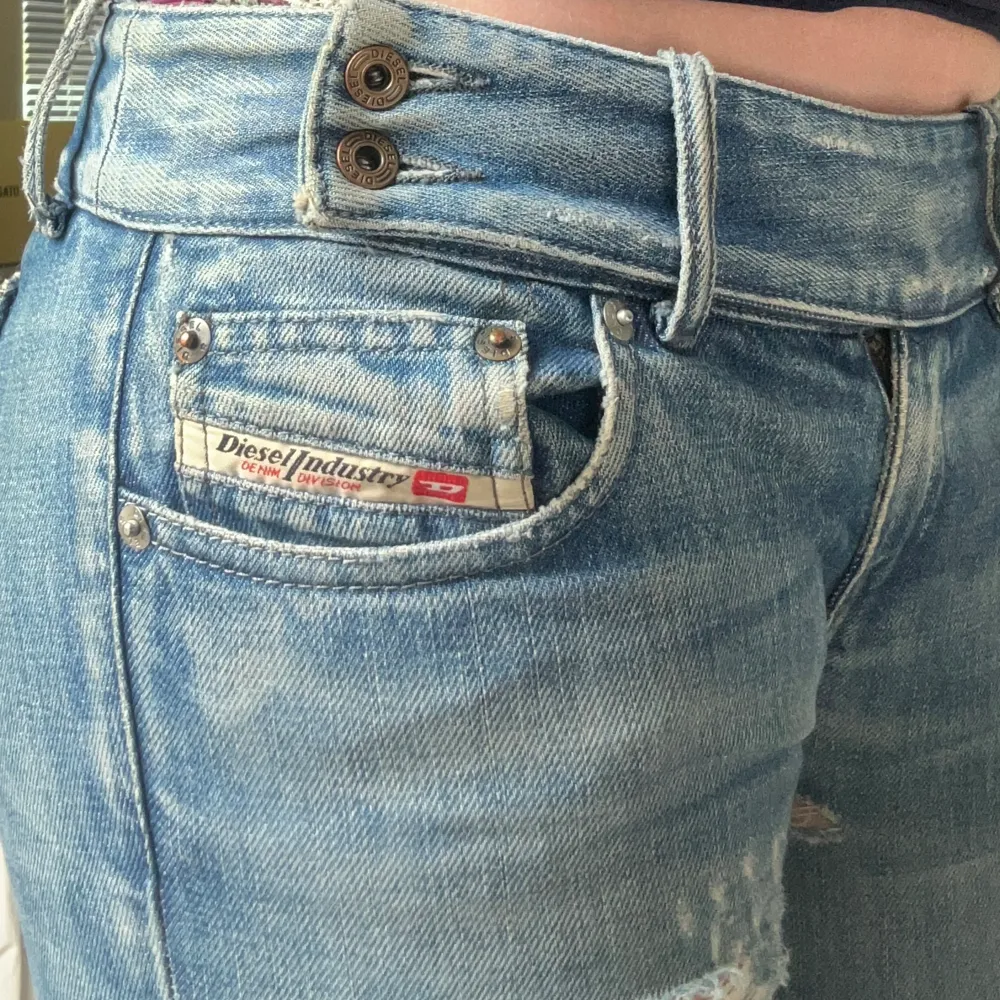 Jätte snygga diesel jeans med slitningar  Dem är i utmärkt skick och är köpta här på Plick  ( skriv privat för mått och fler bilder). Jeans & Byxor.