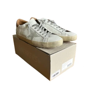 Golden Goose Superstar *HELT NYA - Tja tänkte kolla om någon var sugen på dessa i storlek 42. Köpte från Merchsweden på drop och är slutsålda. Sitter lite skumt på mina fötter så tänkte kolla intresset innan jag lämnar tillbaka :)