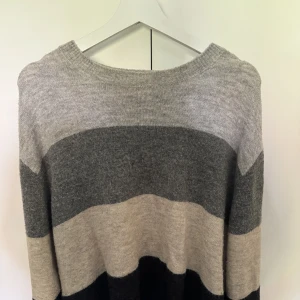 Stickad tröja - Lite tunnare, mycket mjuk. Lite mer oversize i modellen.