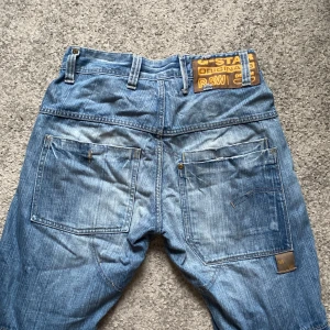 G-Star Raw Denim Jeans - snygga, baggy g-star jeans, bra kvalitet, lite slitna längs ner på benen.  Midja: 30 Innerbenslängd: 30