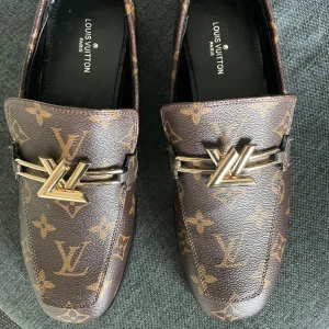 LOUIS VUITTON loafers  - Nyskick, endast använda någon enstaka gång. Förvarade i original kartong.  Äkthetsintyg, påse och kartong finns. Strl 39 Fler bilder finns om så önskas. 