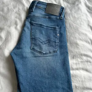 Ett par populära Replay Anbass jeans i snygg, lite ljusare färg, perfekt inför sommaren. Skicket är 9.5/10. Inga speciella tecken på användning. Nypris ligger på 1500. Storlek 32/30 men passar alla från 172-182, 60-75 kg. (Priset är diskuterbart!!)💯🙌🏽