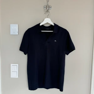 Pike J Lindberg - Säljer en Mörkblå pike från J Lindberg   Skick: Nyskick Storlek: S (Passar M) Nypris: 900 SEK Kvitto? Ja