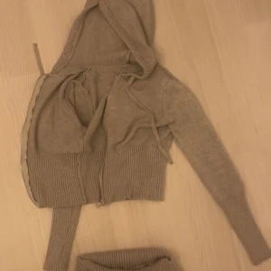 Grått set - Tyvärr är denna för liten på mig då den är XS. Pris kan diskuteras! Köpte från någon annons på tiktok