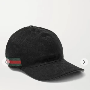 Söker svart Gucci keps!! - Måste vara äkta köper inget som jag är 100% är äkta! Kontakta om du har en svart Gucci keps att sälja. Storlek S-M båda fungerar.