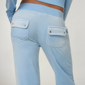 Juciy Couture Byxor!! - Super fina ljus blåa juciy byxor, säljer pga att de blivit försmå. Använda, därmed priset. Endast lite fläckar längst ner vid byxbenet, Pris går att diskutera!❤️❤️