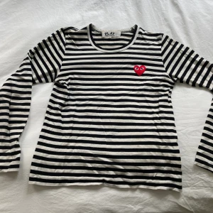 Comme des garcons tröja  - Jättefin tröja från comme des garcons, använd men i fint skick!