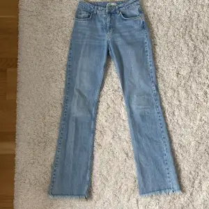 Jeans i storlek 38 från Gina Tricot. Väldigt fint skick, inga defekter. Jag är 176 och dom är lagom långa på mig.