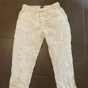 Beiga Linnebyxor  - Linnebyxor från zara, aldrig använda! Dem är i storlek L men är små för sin storlek!