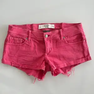 Säljer dessa lågmidjade rosa jeansshorts. Midjemått rakt över: 39 Har du någon fråga är det bara att höra av dig🫶🏻