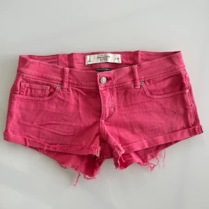 Rosa jeansshorts - Säljer dessa lågmidjade rosa jeansshorts. Midjemått rakt över: 39 Har du någon fråga är det bara att höra av dig🫶🏻