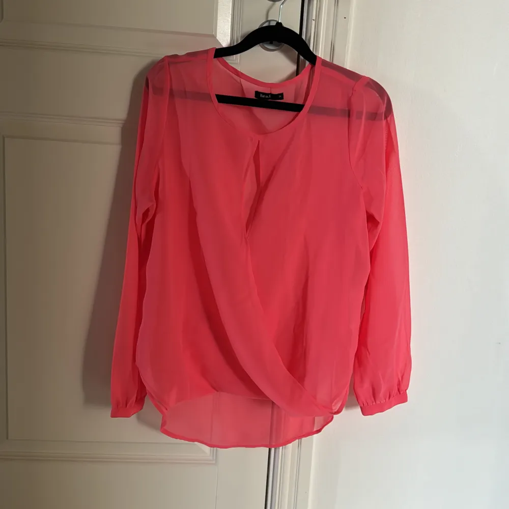 Blus i rosa färg. Passar perfekt att ha på sommarn när det är varmt ute. Oversize i storleken.. Puserot.