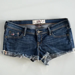 Lågmidjade jeansshorts - Säljer dessa mörkblåa lågmidjade jeansshorts. Midjemått rakt över: 39cm. Har du någon fråga är det bara att höra av dig🫶🏻