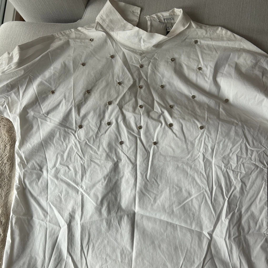 Vit skjorta med stenar  - 90