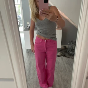 Rosa högmidjade raka jeans  - säljer dessa rosa högmidjade jeans från HM som inte längre går att köpa, säljer då de inte kommer till användning💕