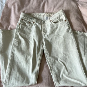 Lågmidjade jeans  - Säljer dessa jättefina beiga jeansen från weekday! Tyvärr sitter de alldeles för tight på mig vid låren, de kommer därför aldrig till använding☹️ Köpte förra sommaren, så använt ett par gånger🌸(Kommer tvätta bort bus fläcken) Nypris: 599:- 