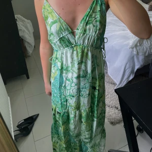 LÅNGKLÄNNING - Maxiklänning från H&M i storlek 36. Använd 1 gång, inga deffekter. Maxilängd på mig som är 169 cm lång. Skriv privat vid frågor🤍