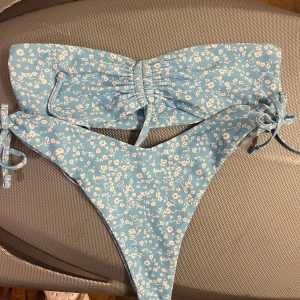 Blommig blå bikini  - Jättefin bikini från Shein, använd 1 gång 