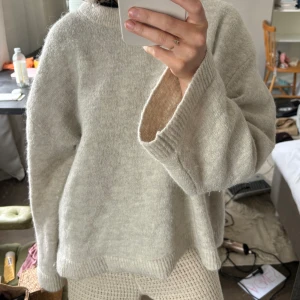 Stickad tröja - Populär beige stickad, från Gina💓