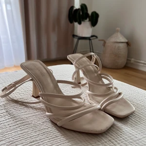 Klackar - Jättefina klackar från stradivarius i storlek 37. De är vanliga i storlekarna. 