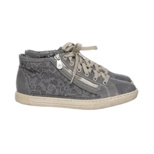 Blå sneakers - Superfina blå sneakers med spets som jag tyvärr inte har användning för längre