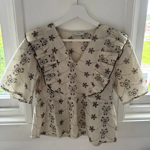 Sommrig blus från Vera Moda  - Hej, säljer denna söta blusen från Vera Moda som aldrig är använd💕säljer pågrund av att den aldrig använts❤️