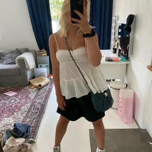Zara topp - Säljer denna super fina zara topp som är perfekt till sommaren!!🥰🥰🥰