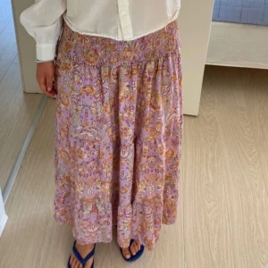 Maxi Kjol - Säljer min super snygga kjol som inte kommer till användning 💗 Super fint skick och aldrig använd!! Nypris på kjolen är 599kr ☺️