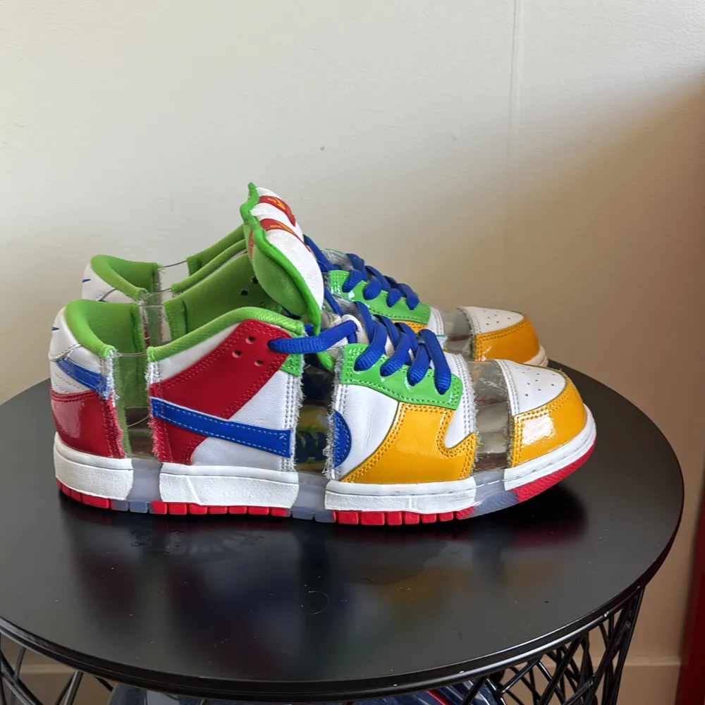 Dessa unika Nike SB Dunks även kända som ”EBay Dunks” är endast använda 3-5 gånger. Väldigt häftiga samt bekväma. Skorna är från början köpta från hemsidan ”GOAT” för ca 1 år sedan. Köpte dem för ca 3000kr då, där av priset. Orginal—låda finns kvar.. Skor.