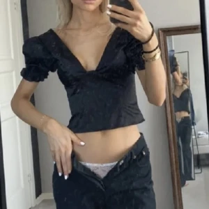 Fest topp  - Säljer denna sjukt snygga siden topp ifrån asos, då den inte kommer till användning mer!! 💞💞💞