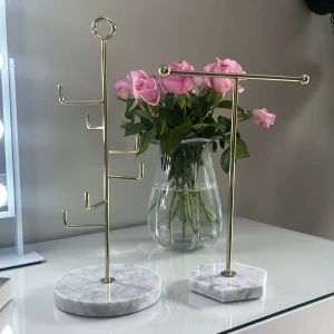 smyckeshållare - 100kr/st, om man vill ha båda kostar det 200kr💗på första bilden ser ena smyckeshållaren sne ut men om man bläddrar till tredje ser man att den är helt rak!