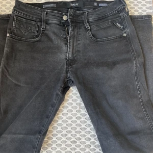 Replay Jeans  - Säljer ett par stilrena Replay Anbass (31,32). En svart urtvättad färg och har inga synliga defekter. Hör av dig vid frågor eller fler bilder ✨✨