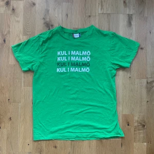 Malmö Tshirt - Malmö kommun tshirt, i fint skick.  Längd: 59 cm. Bredd: 46 cm. 