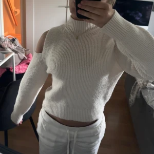 Stickad tröja - Superfin och unik stickad tröja med detaljer vid axlarna😍😍 Tröjan är lite nopprig därför det låga priset💗