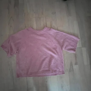 Stickad kortärmad - Stickad kortärmad rosa tröja från lager 157, sällan använd.