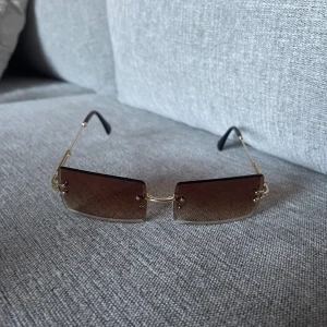 Bruna solglasögon  - Bruna solglasögon från SHEIN - Använda 2 gånger - Köparens står för frakten - Inga returer - Betalning via köp direkt 