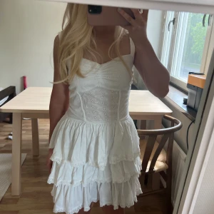 Volangklänning - Fin volangklänning med knytning baktill 💓