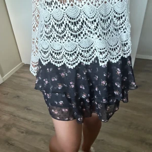 blommig kjol - fin volangkjol från bikbok, xs men skulle mer säga att den sitter som en s🤍