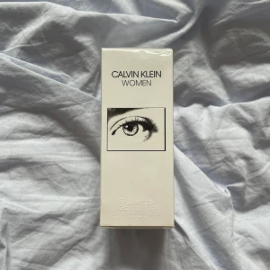 Calvin Klein Women, shower gel - Shower gel 200ml från Calvin Klein i serien Women. Oanvänd med plasten kvar.  Säljs inte längre i butik.  Säljer även tillhörande parfym för 500kr. Paketpris kan diskuteras. 