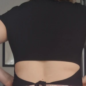 Tröja med öppen rygg - Svart jättefin tröja med öppen rygg, finns snöre som man kan ta upp. Perfekt nu till sommaren🌺