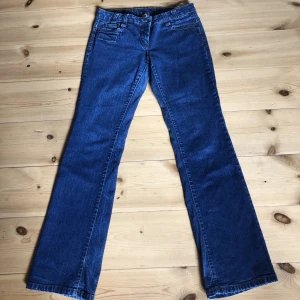 Lågmidjade jeans - Lågmidjade utsvängda jeans. Det står att storleken är 38/32 men skulle säga att de passar xs-s/34-36. Köpta second hand, inga synliga defekter 