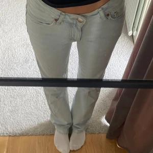 Low straight jeans - Säljer dessa low waist straight jeans ifrån bikbok. Nypris 699kr