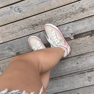 Armani skor  - Armani jeans skor som aldrig kommer till användning! Storlek 38, pris kan diskuteras vid snabb affär 💕