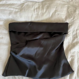 Topp från zara  - Super snygg Svart satin Topp från zara i nyskick, har aldrig använts. 