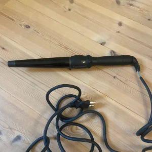 Cerawand curling wand 19-32mm - Använd så lite slitning på kabeln (sista bild) men funkar som den ska, tror det är 19-32 mm