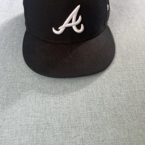 New era  - Kepsen är i storlek 7 1/2 som motsvarar 59,6 cm. Kan gå ner i pris vid snabb affär