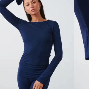 Tröja - En marinblå tröja med slits där nere. använd 2-5 gånger. 