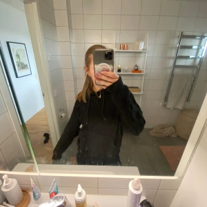 Svart hoodie  - En svart hoodie från hm i storlek xs. Ganska mycket använd.💞