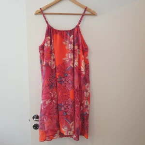 Klänning  - använts en gång 